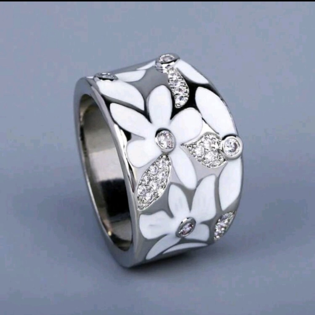 Anillo plateado floral