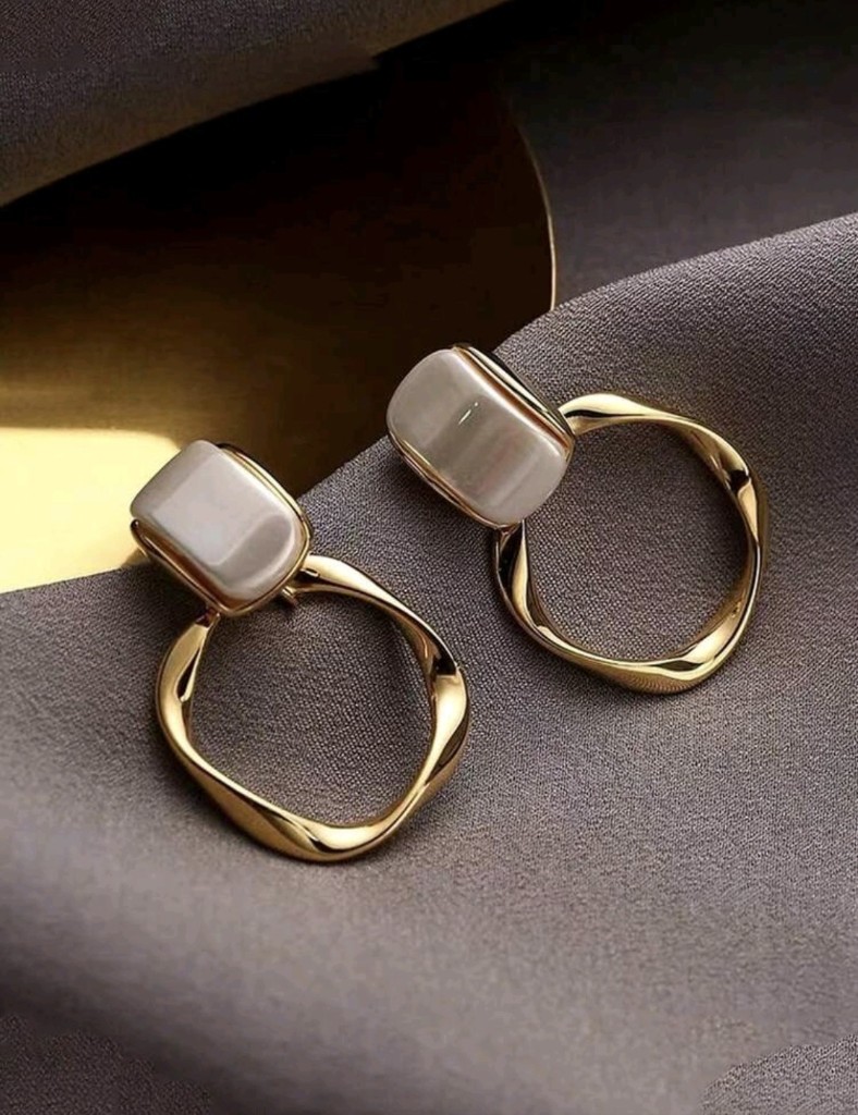 Aros dorados con piedra blanca