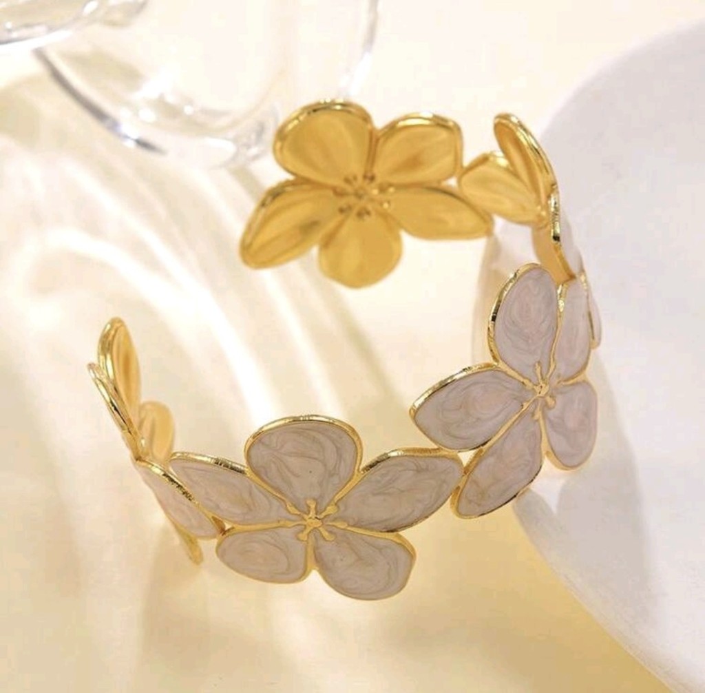 Brazalete floral dorado y blanco