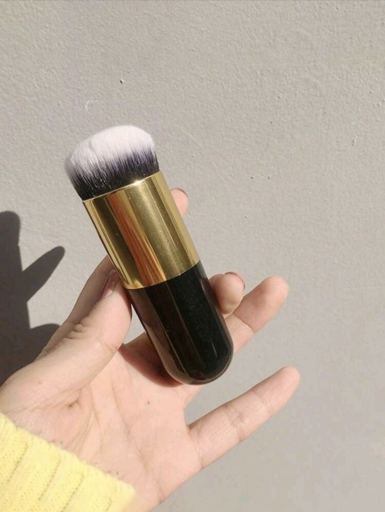 Brocha maquillaje negra y dorada