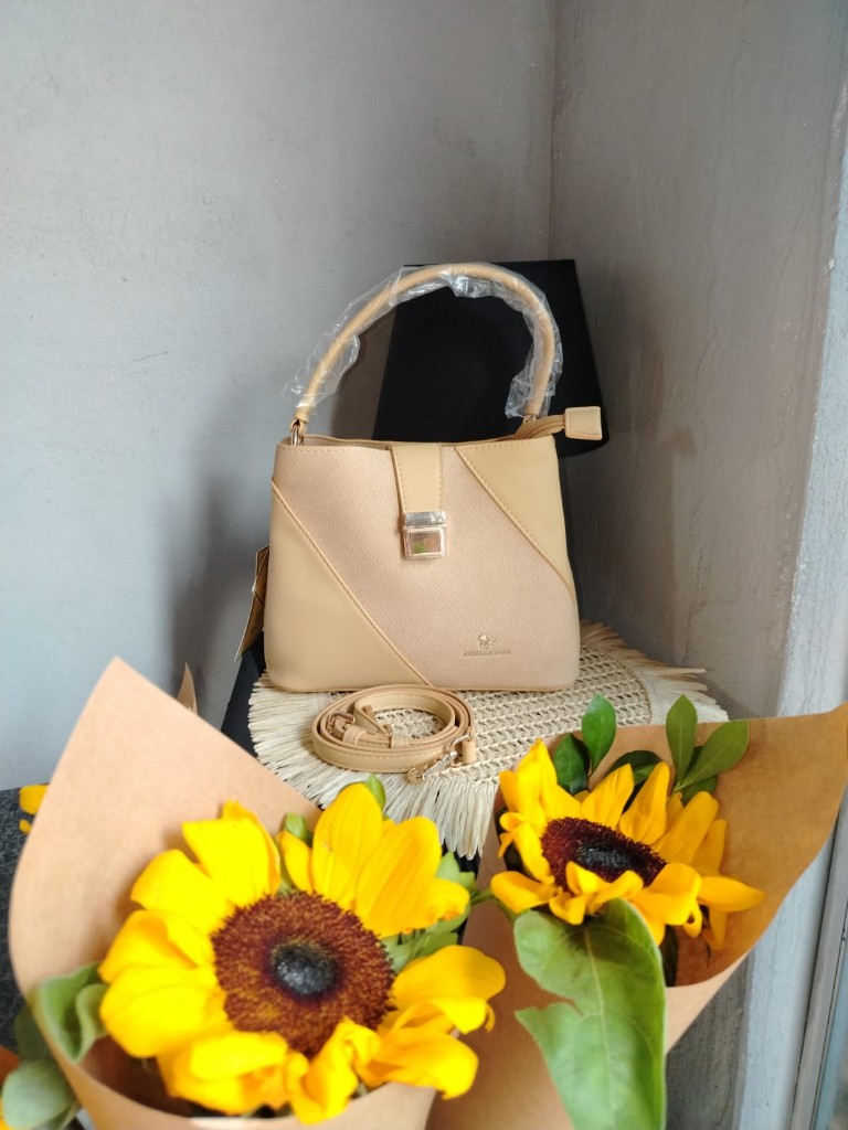Cartera amarillo con correa