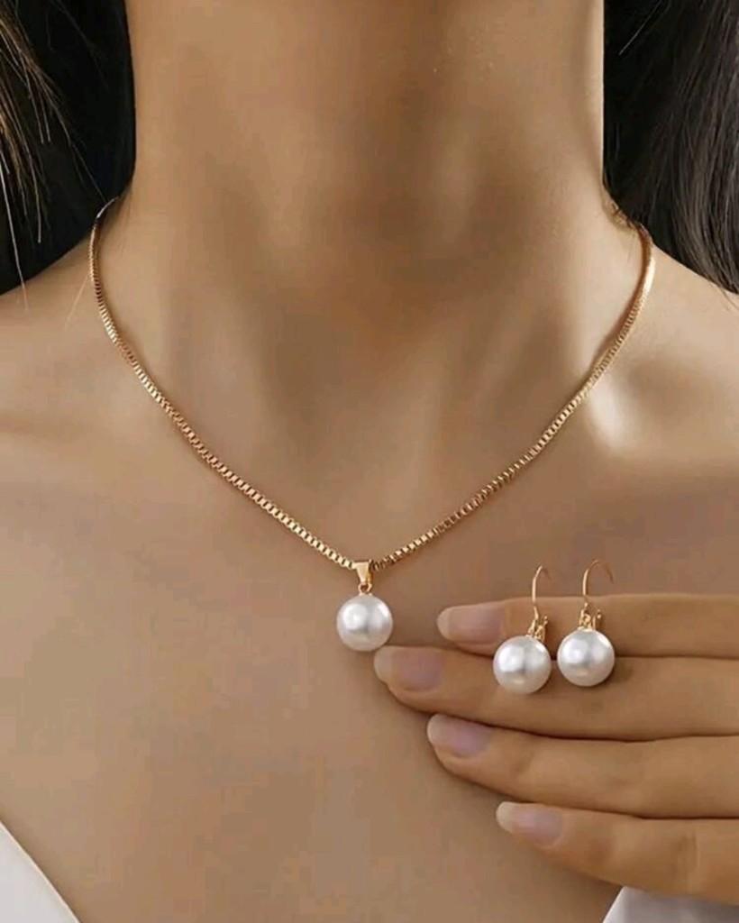 Collar dorado con perla