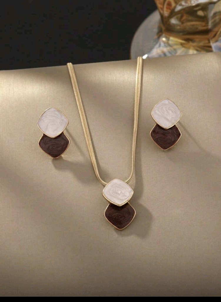 Juego collar y aros dorado