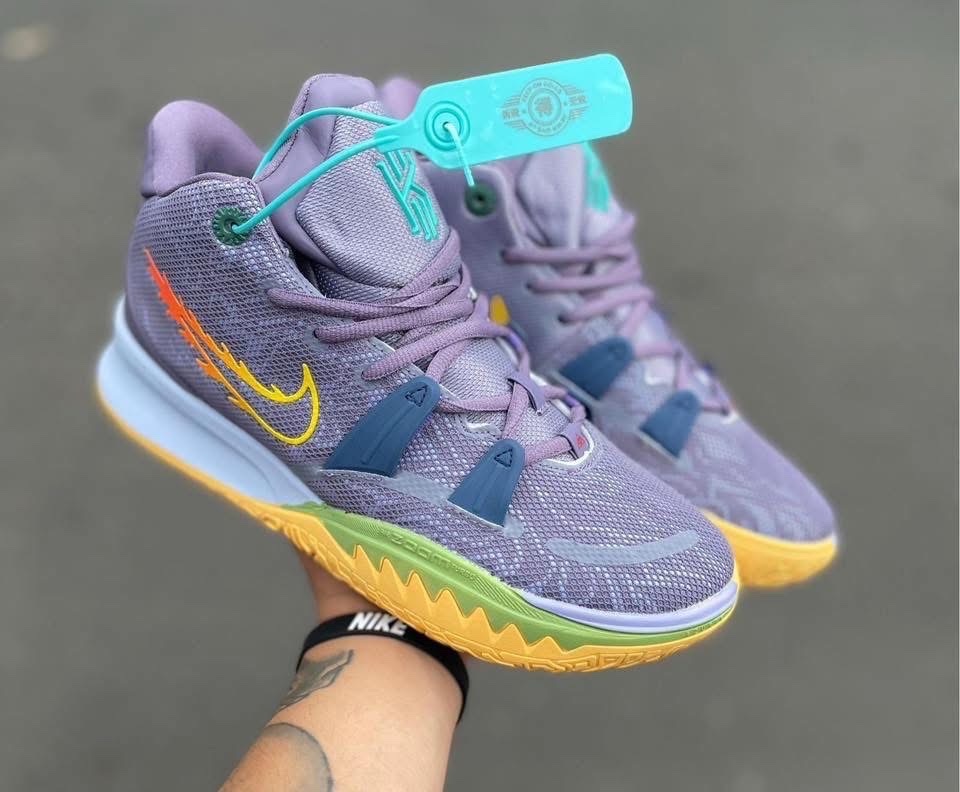 Nike Kyrie lila