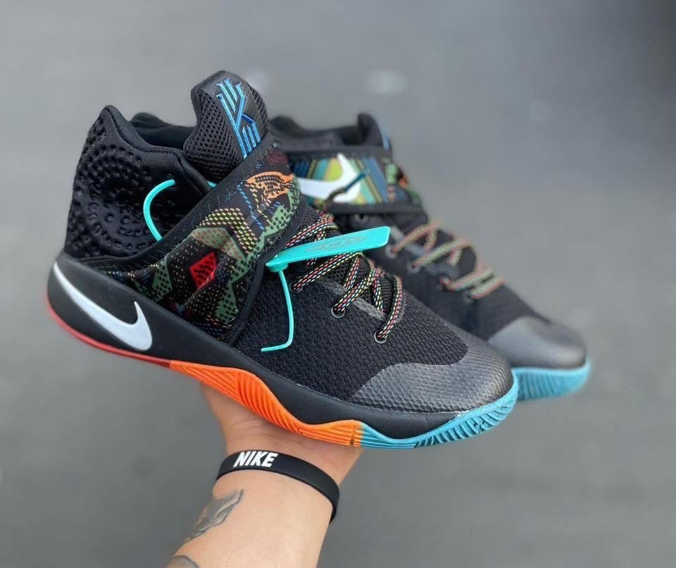 Nike Kyrie negros multicolor