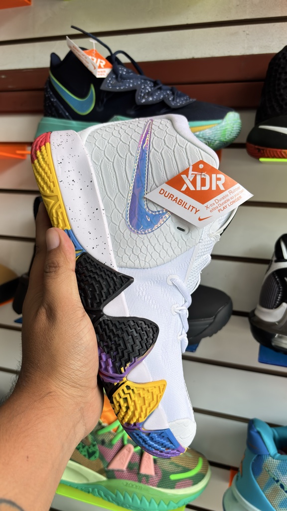 Nike Kyrie blancos basquetbol