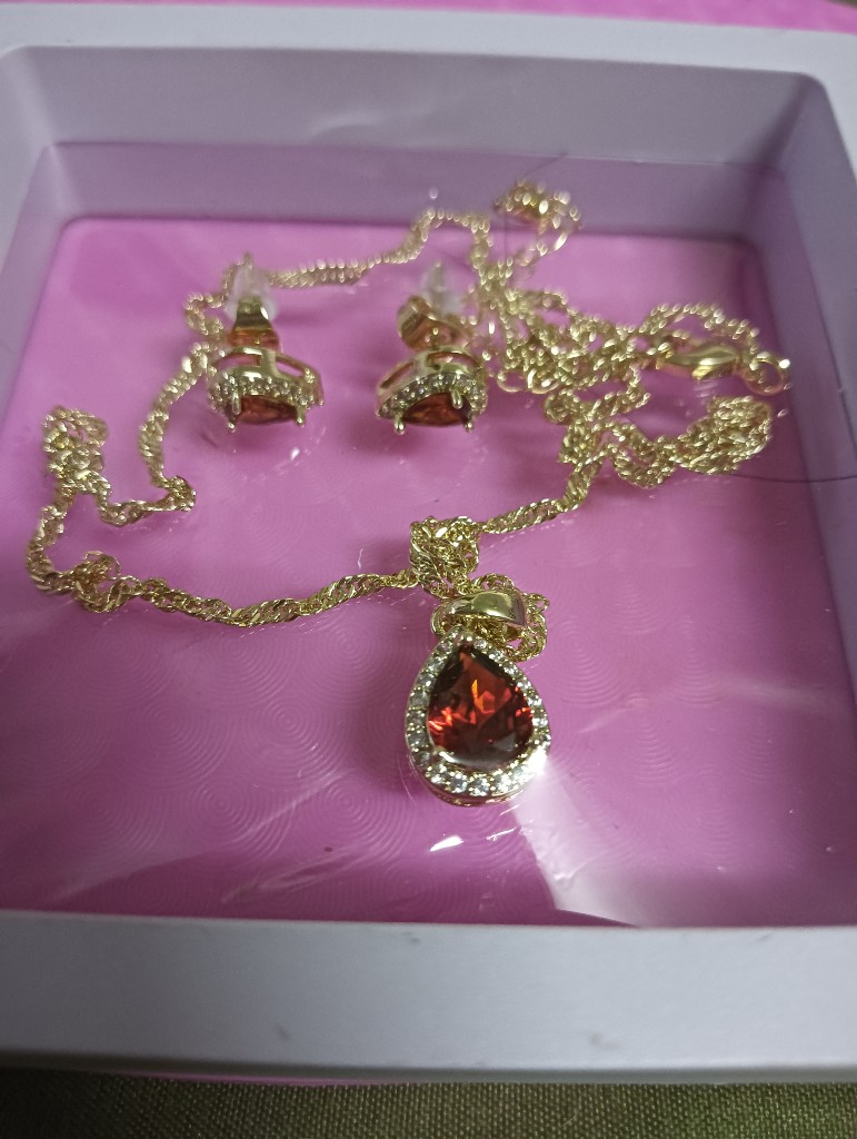 Juego de collar y aretes dorados con dije gota roja