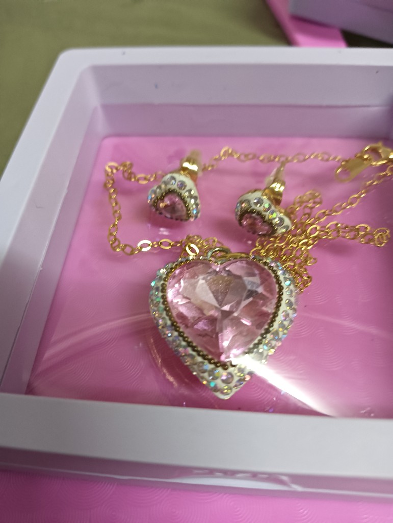 Collar dorado con dije de corazones brillantes