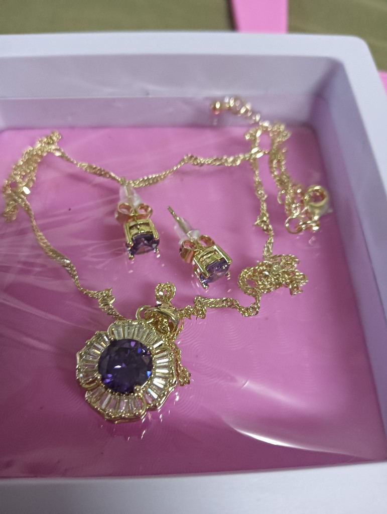 Juego de collar y aretes dorado con piedra morada
