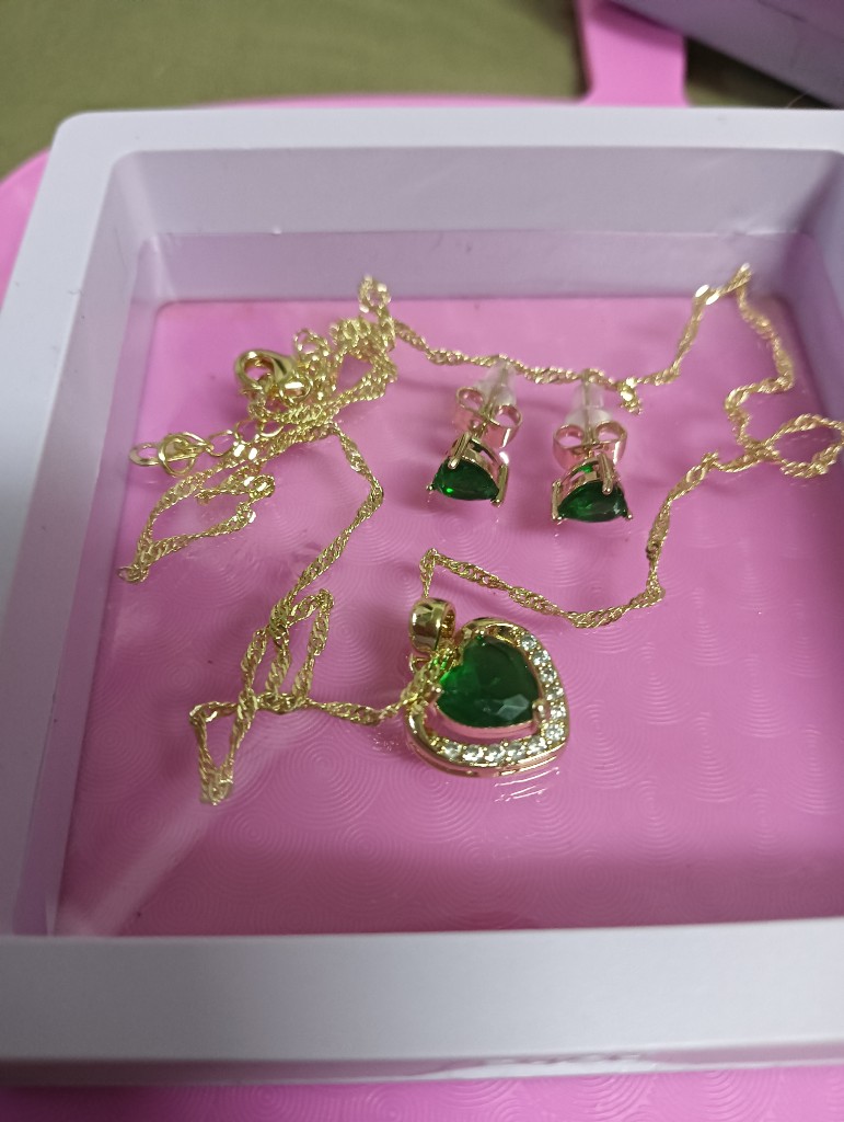 Collar dorado con dije verde y aretes a juego