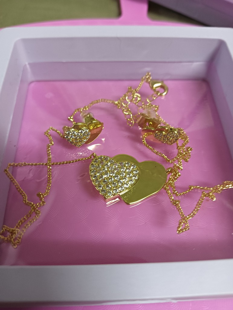 Set de collar y aretes corazón  con cadena dorada