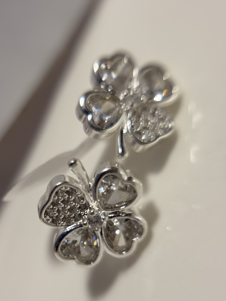 Aretes trébol con micro circones