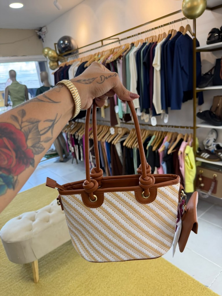 Bolsa marrom e bege
