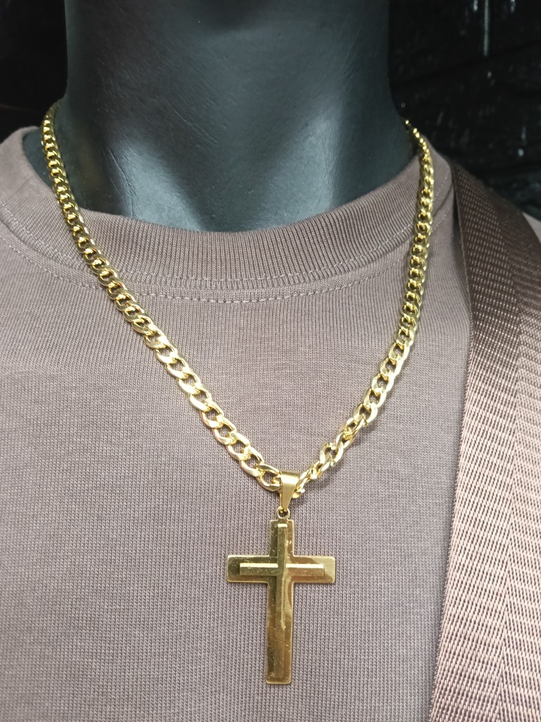 Cadena dorada con cruz