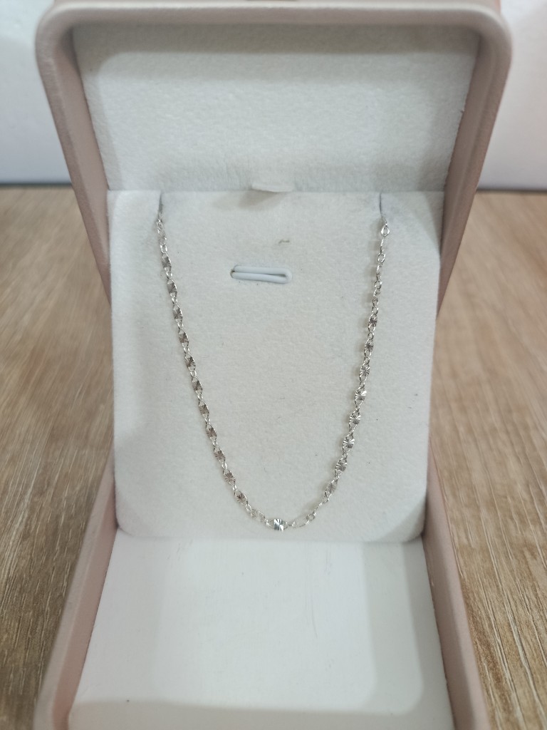 Cadena de mujer diamantada