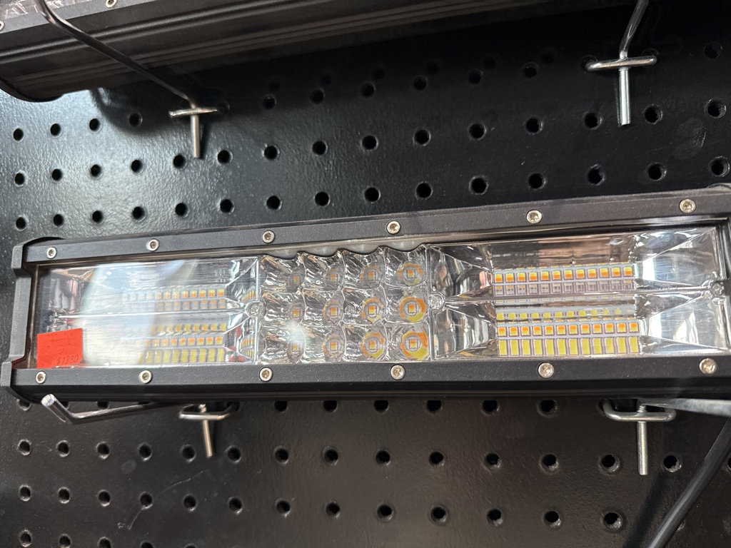 Barra LED auxiliar c tornillos #25
