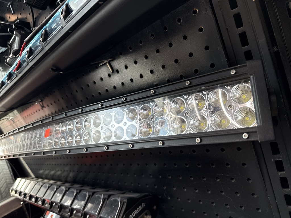 Barra LED blanca c/tornillos #43