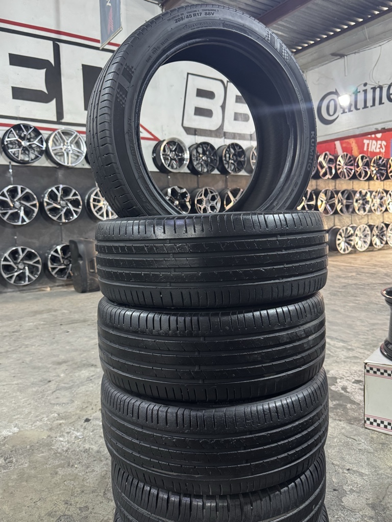 Juego 205/45R17 Kumho