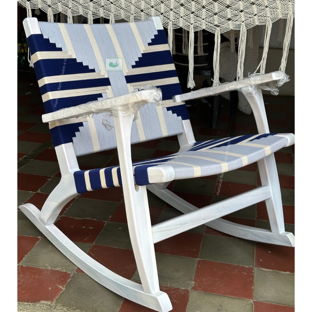 Silla mecedora azul y blanca