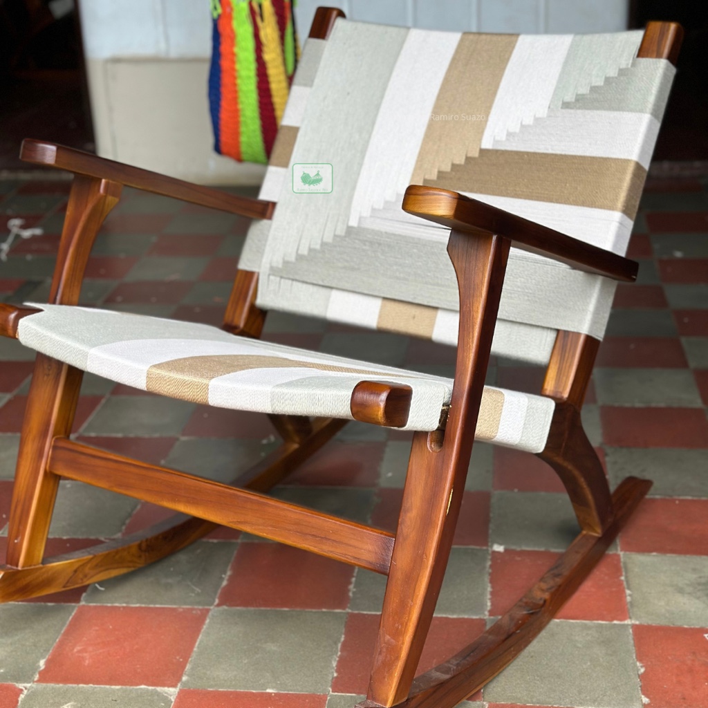 Silla mecedora madera teca en color genicero oscuro. Hilo poliéster