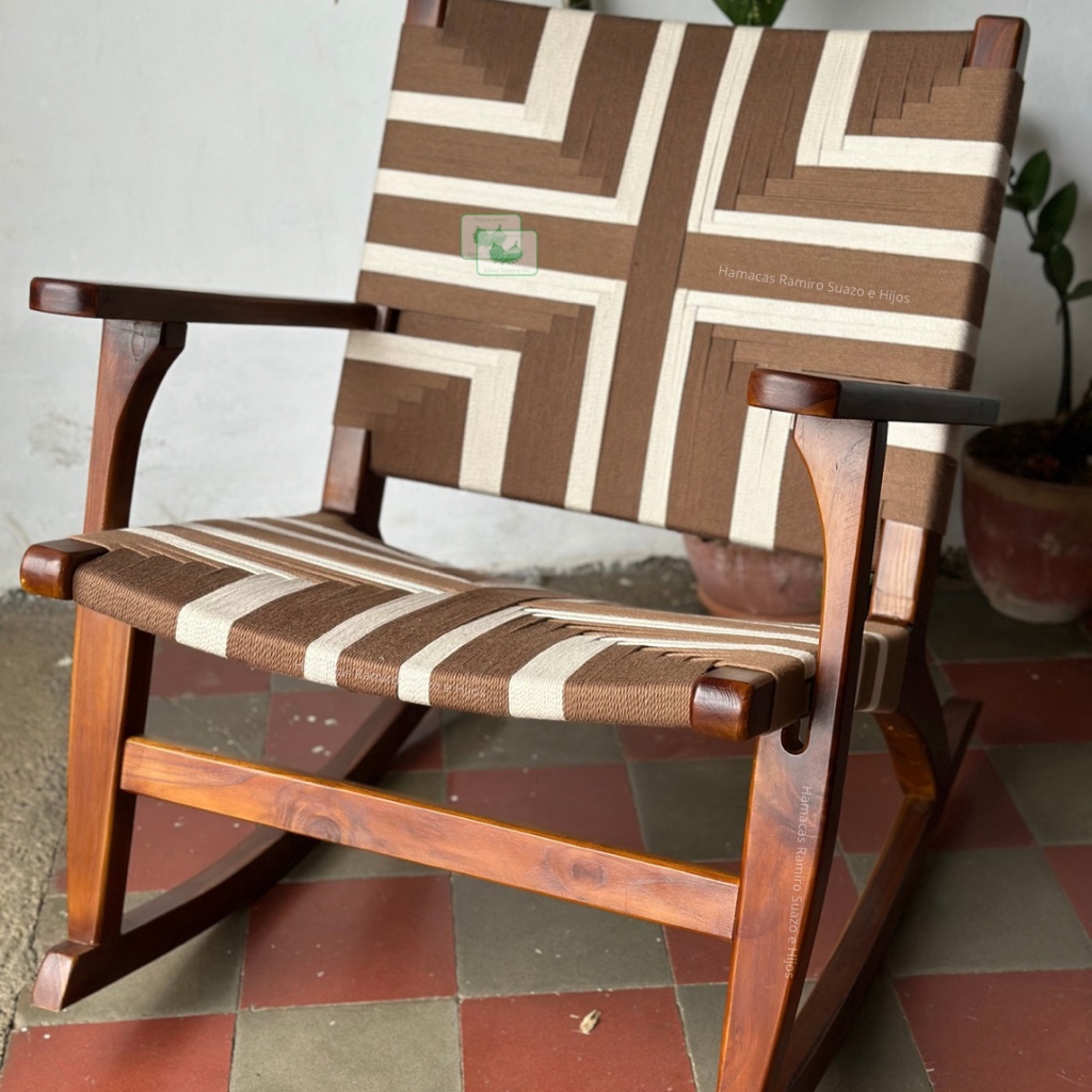 Silla Mecedora en Color Café