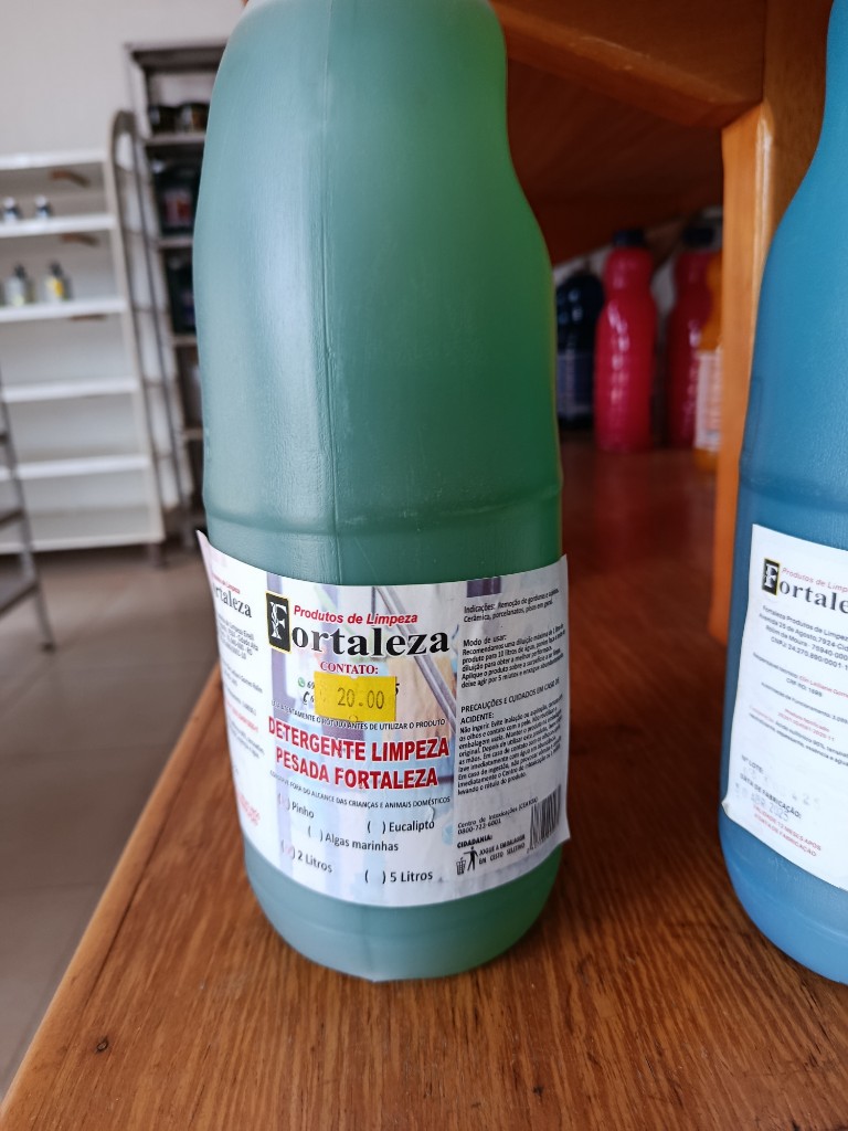 Detergente de limpeza pesada