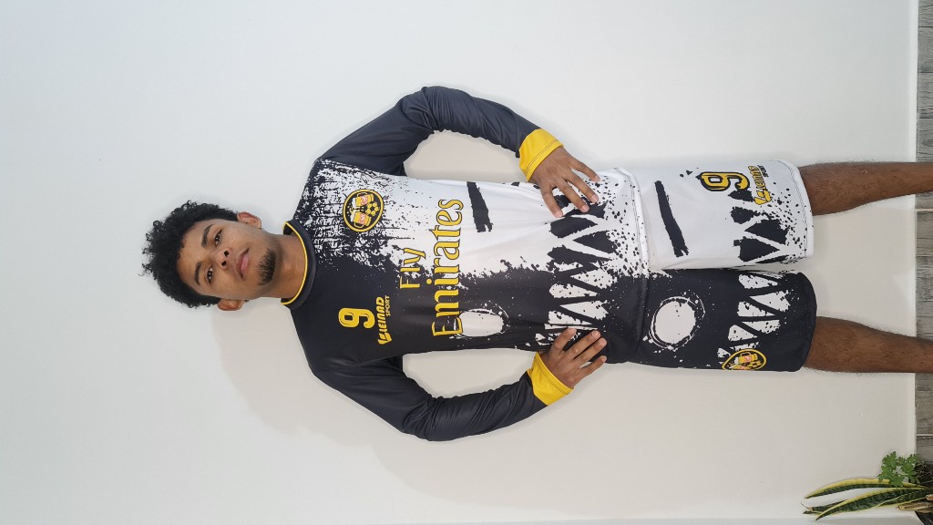 Uniforme deportivo negro y blanco dos piezas