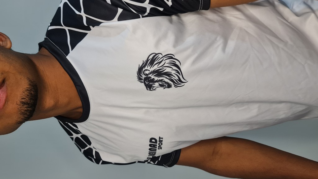 Camisa deportivo blanco y negro león