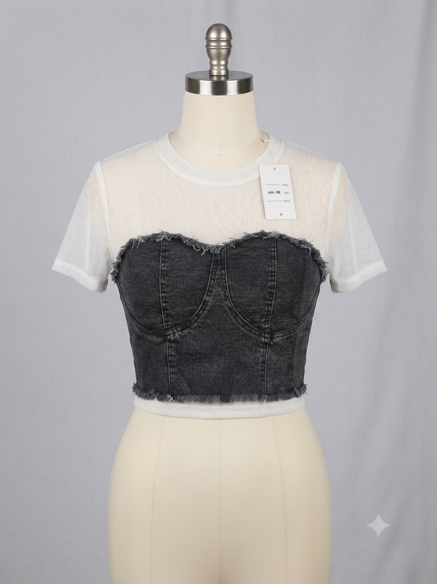 Top corto denim negro con camiseta blanca