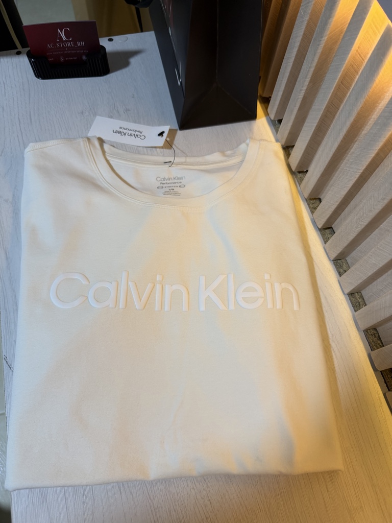 Calvin Klein camiseta blanca (CALVIN KLEIN EN EL PECHO)