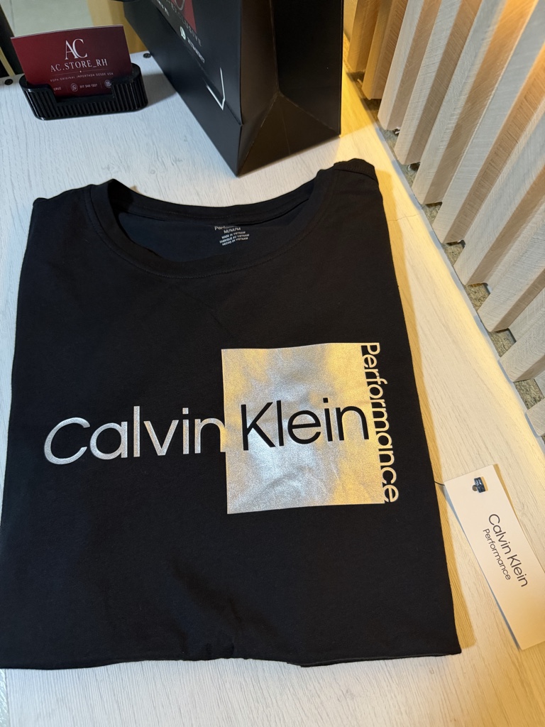 Calvin Klein camiseta negra logo plateado