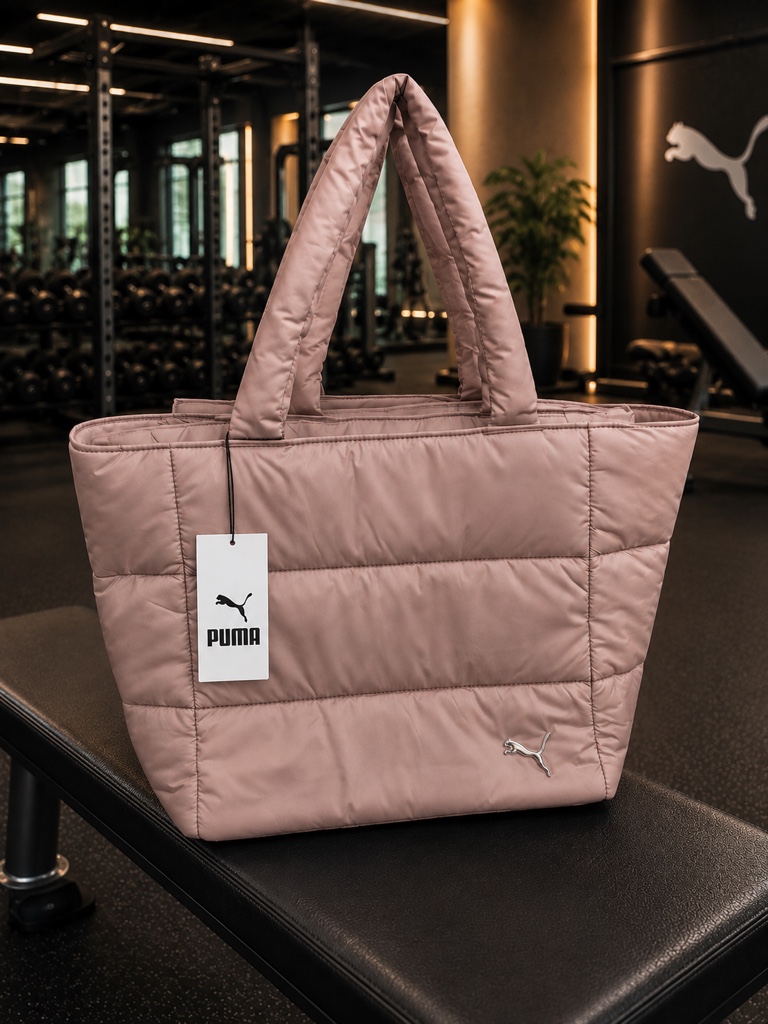 ✨ Tu nuevo compañero para el gym 🏋️‍♀️💕 Bolso deportivo PUMA, amplio, práctico y hermoso. Perfecto para llevar todo lo que necesitas sin perder el estilo. ✨