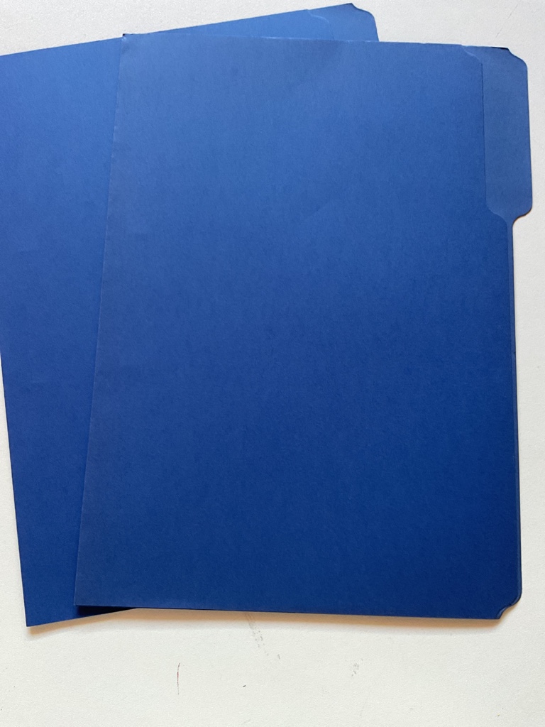 Carpeta azul con pestaña