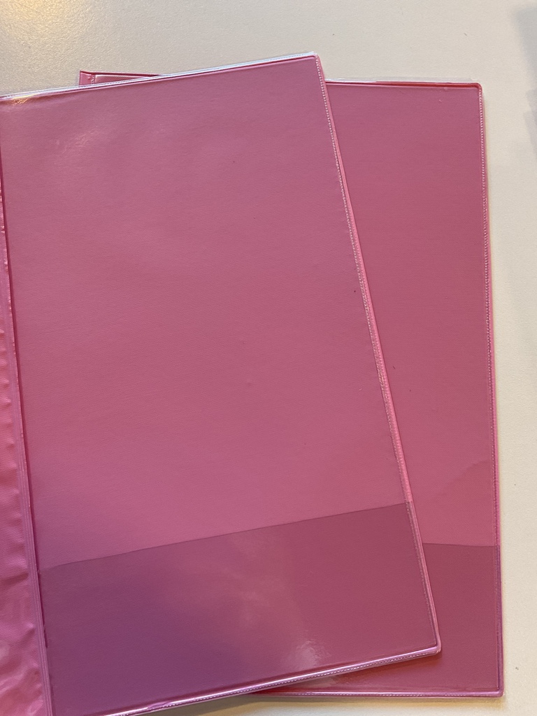Carpeta rosada plástica tapa transparente