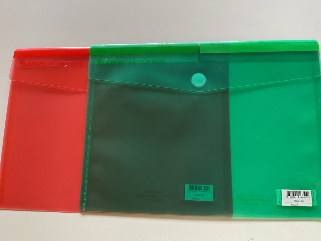 Carpeta plastica roja con broche