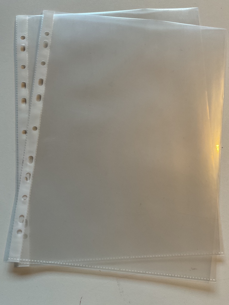 Carpeta plástica transparente con perforaciones