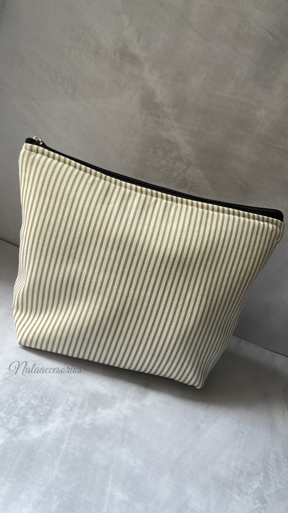 Neceser rayado crema