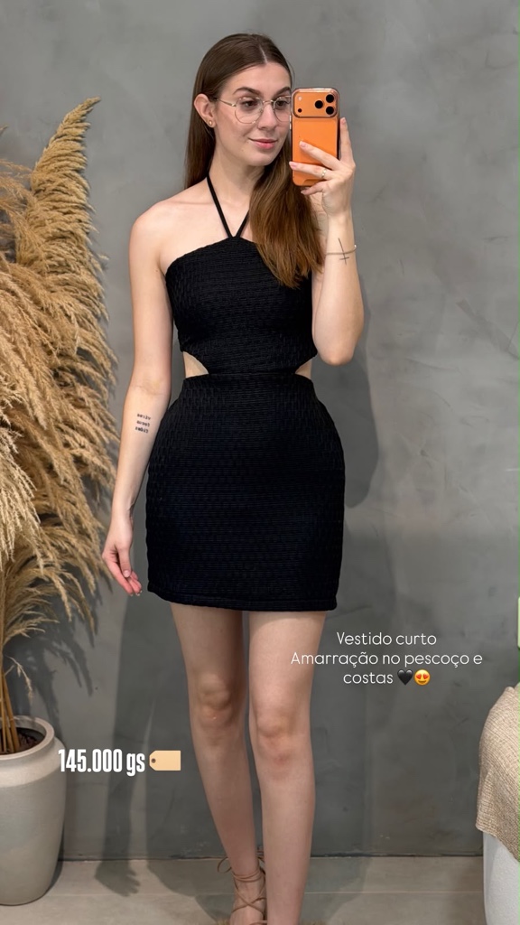 Vestido preto curto frente unica