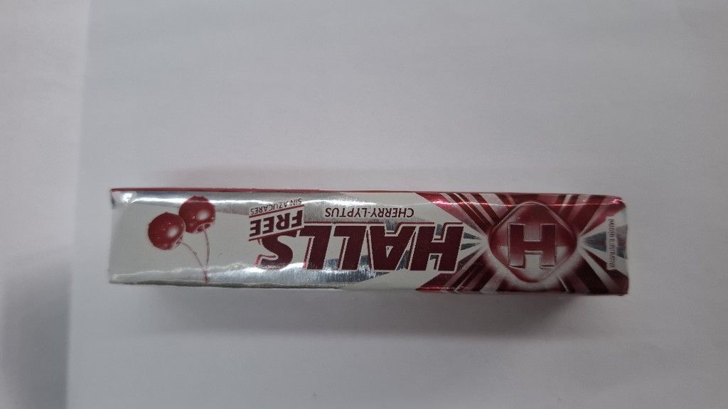 Halls Free cherry-eucalyptus