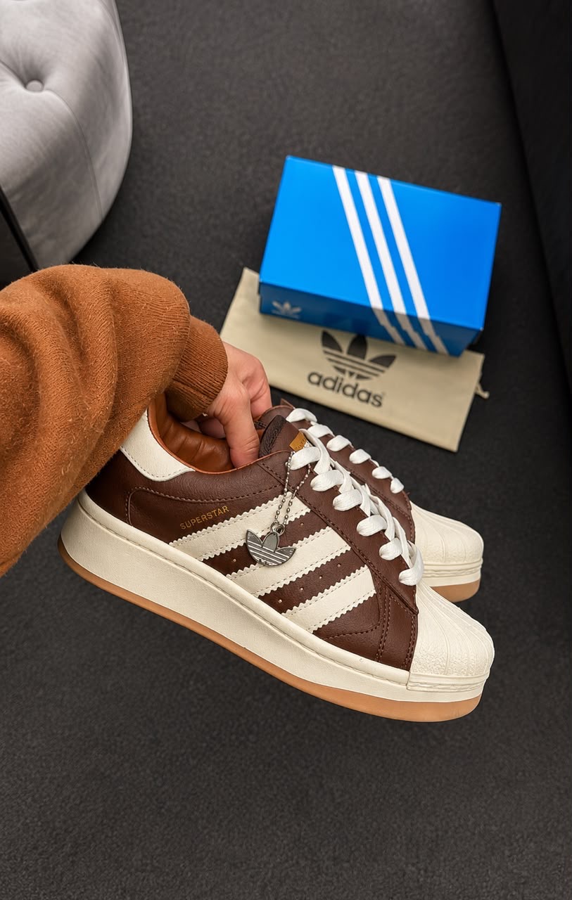 Adidas Superstar chocó