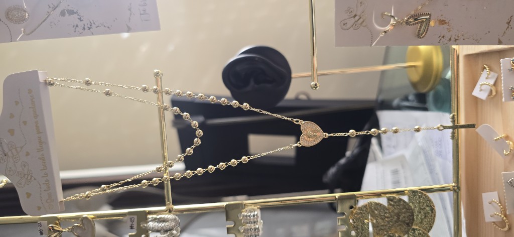 Cadena con aretes virgen