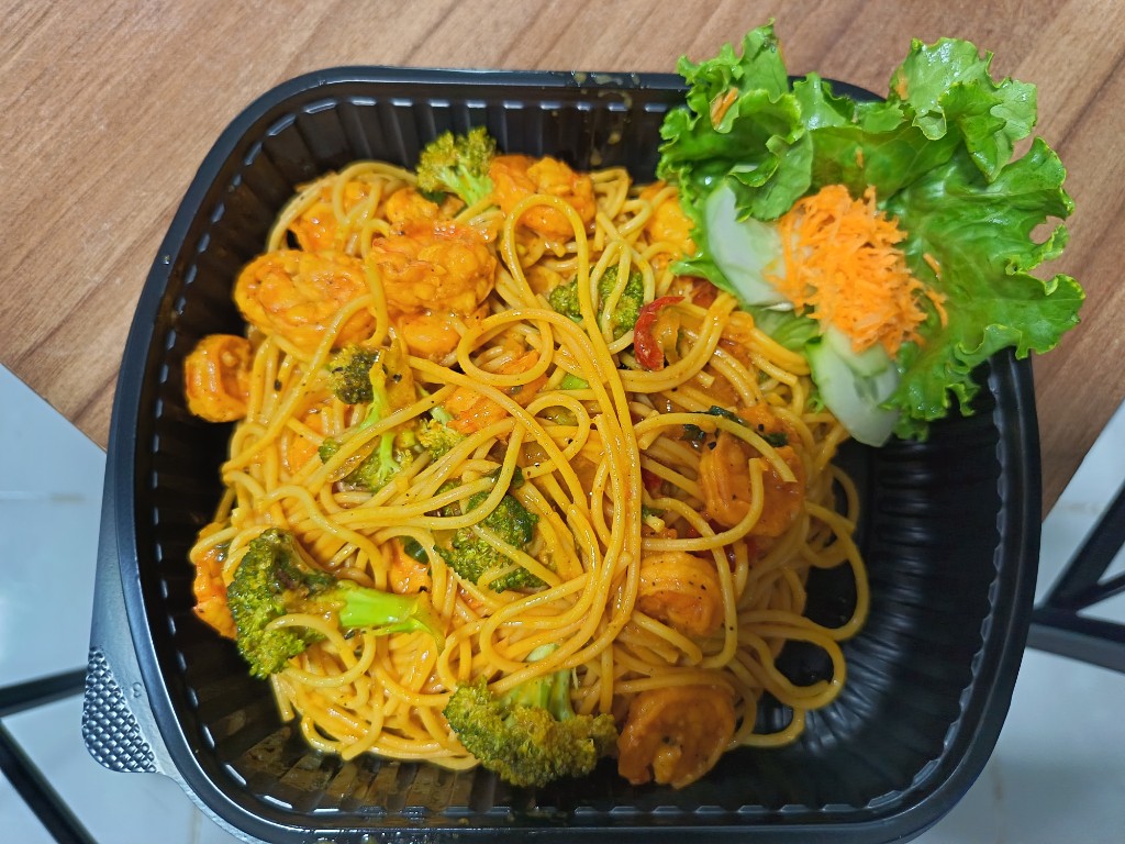 Espaguetis con camarones a la costeña