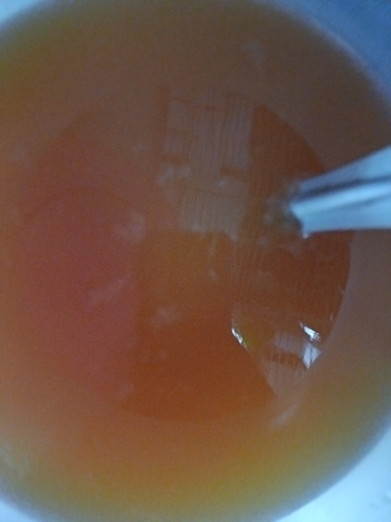 Chica de panela con limon