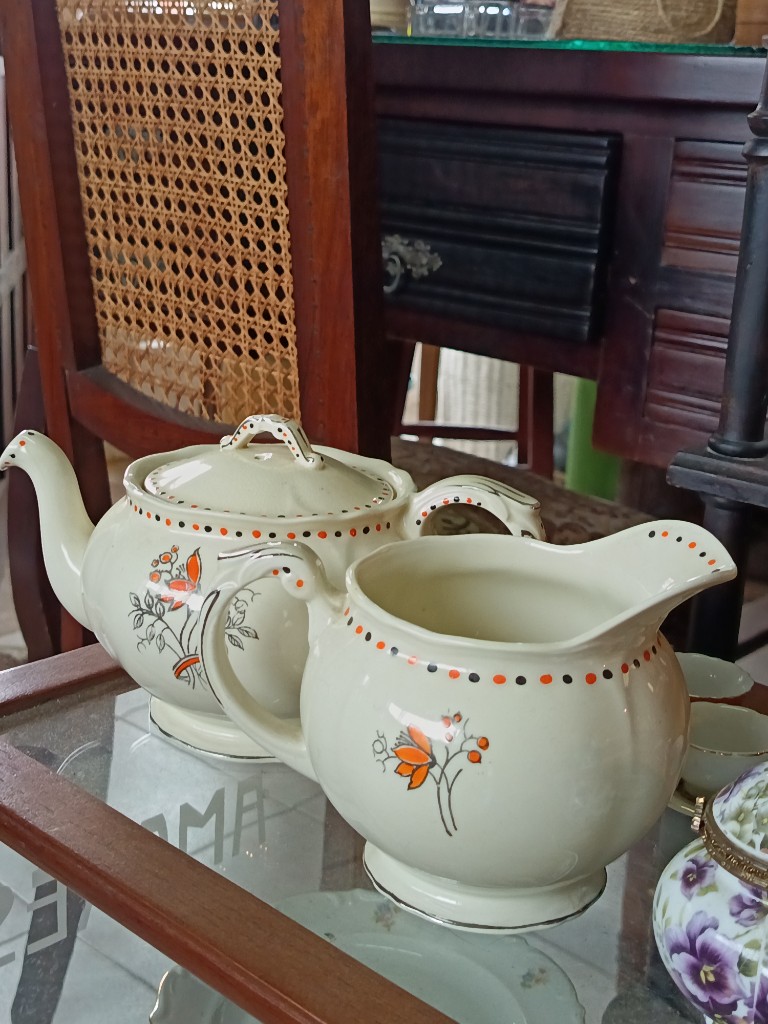 1 tetera y 1 lechera
