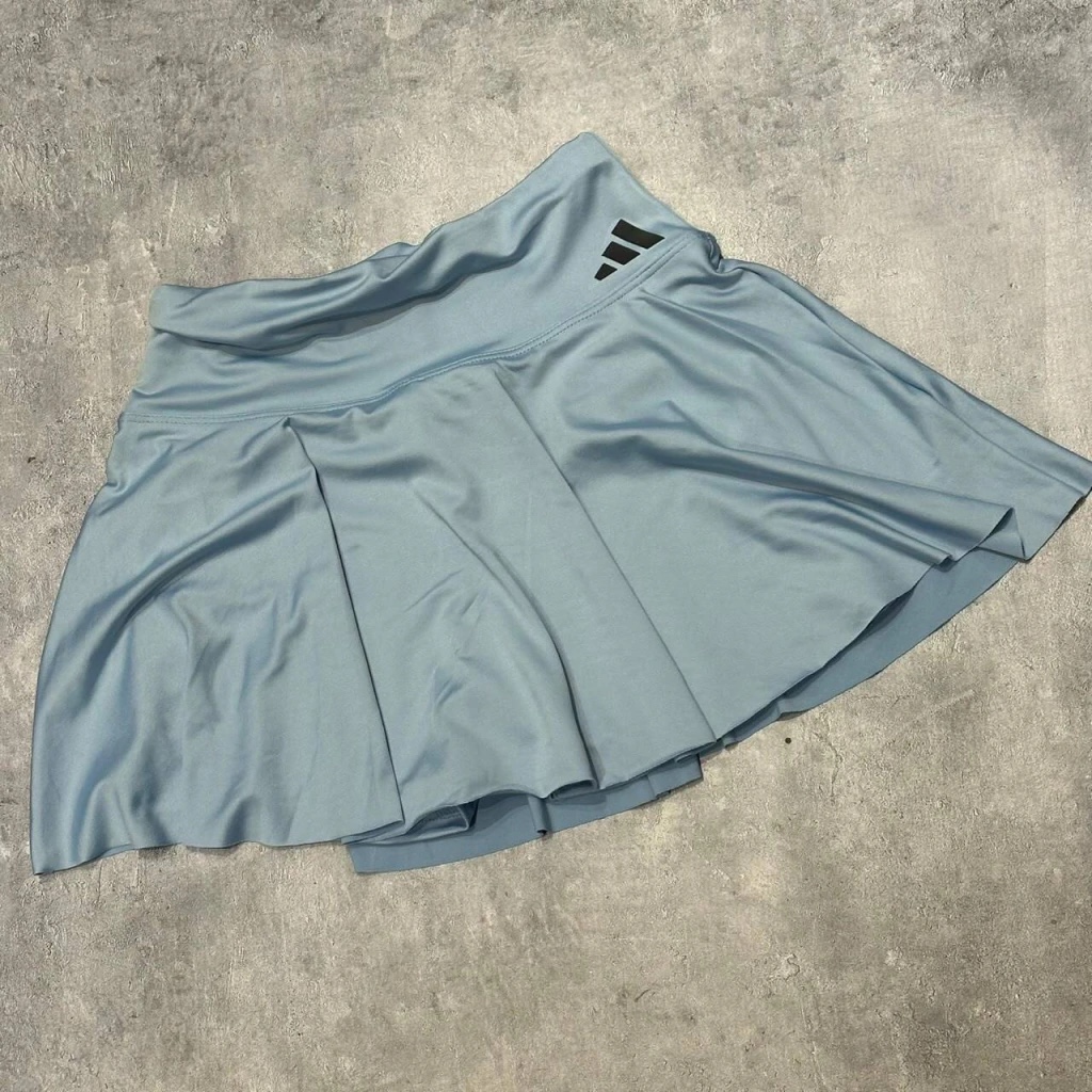 Pollera short Adidas celeste