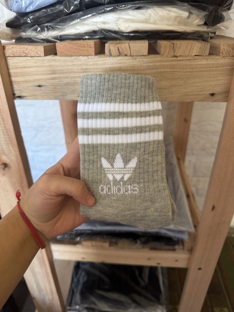Media 3/4 Adidas gris líneas clásicas