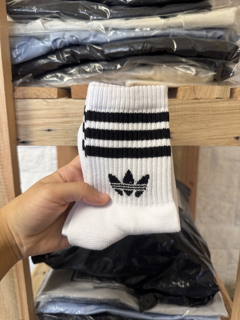 Media 3/4 Adidas blanca líneas clásicas