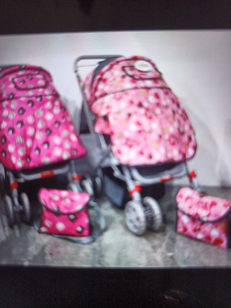 Cochecito rosa con bolso