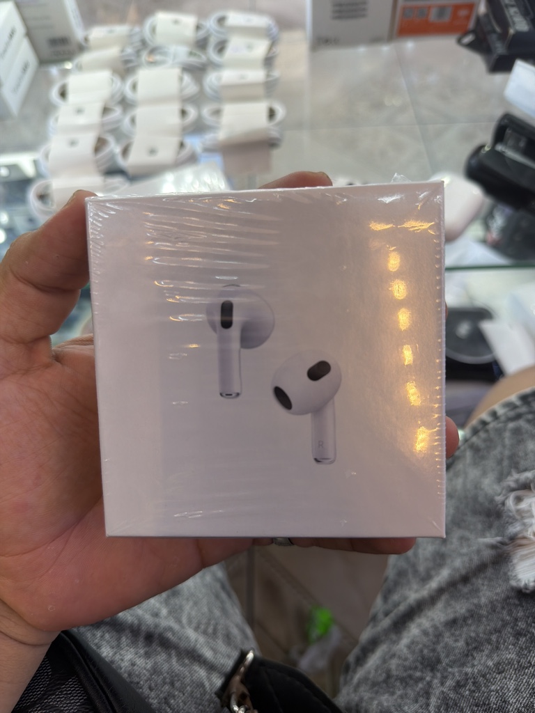 AirPods blancos inalámbricos