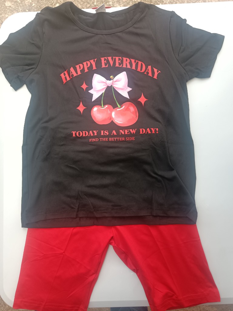 Set blusa negra y short rojo